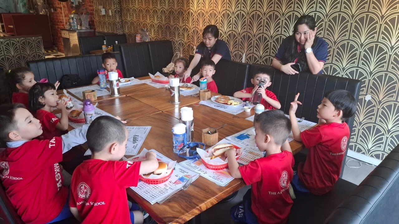 Nhà hàng có phòng riêng TPHCM – Eddie’s Quận 1, 2, 7.